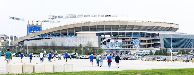 Los aficionados ingresan al estadio Kauffman para la noche de JustServe en el juego de los Kansas City Royals en Kansas City, Misuri, el jueves 9 de abril de 2026.