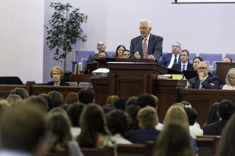 El presidente D. Todd Christofferson, segundo consejero de la Primera Presidencia, habla en un devocional para jóvenes de la Iglesia de Jesucristo de los Santos de los Últimos Días en Toronto, Canadá, el sábado 13 de junio de 2026.