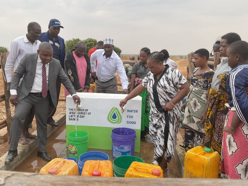 Los líderes de la Iglesia local abren una llave de agua en Tanzania el 20 de agosto de 2026.