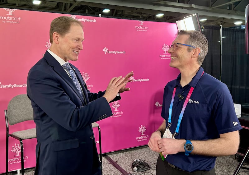 El élder Mark A. Bragg es entrevistado por Brandon Isle durante RootsTech 2026.