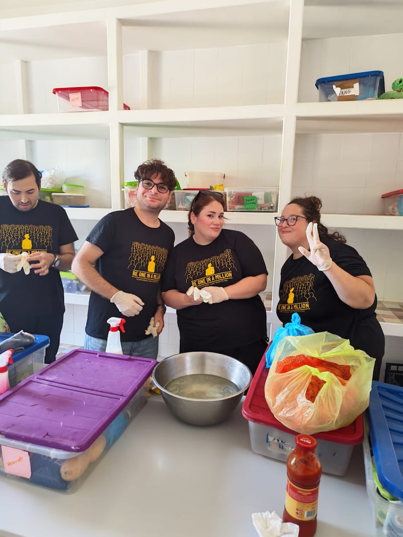 Adultos jóvenes solteros de la Estaca Palermo Italia clasifican y organizan alimentos y suministros en Casa Scalabrini 634 en Roma, Italia.