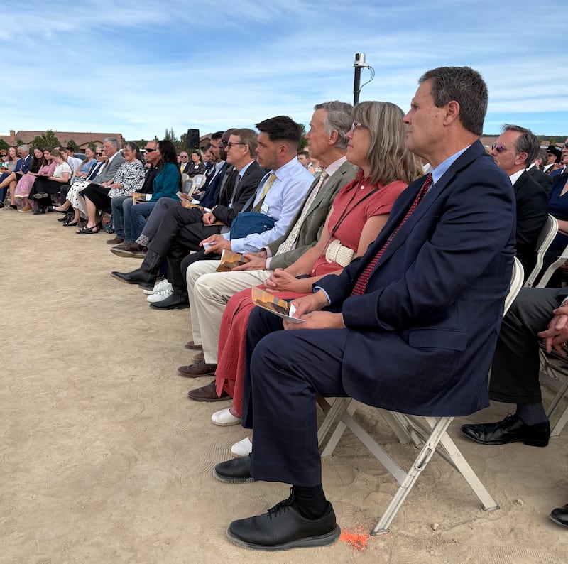 Miembros de La Iglesia de Jesucristo de los Santos de los Últimos Días, líderes locales y miembros de la comunidad asisten a la ceremonia de colocación de la primera piedra del Templo de Colorado Springs Colorado el sábado 12 de septiembre de 2026 en Colorado Springs, Colorado.