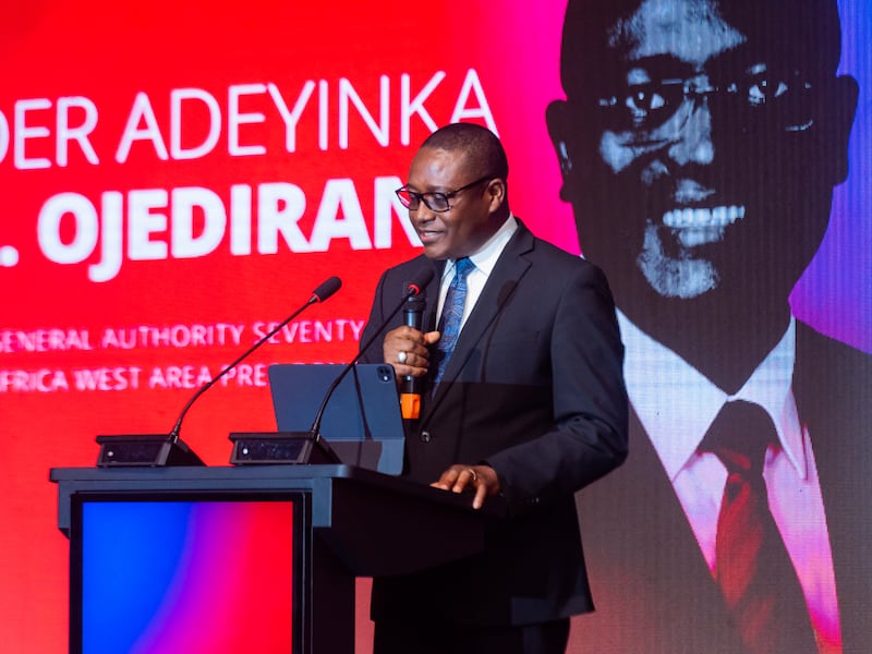 El Élder Adeyinka A. Ojediran habla en la octava Conferencia Anual Fortaleciendo a las Familias, celebrada el 19-20 de junio de 2026, en Monrovia, Liberia.