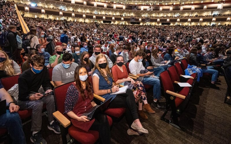 Los estudiantes se reúnen en el BYU-Idaho Center para un devocional con el presidente Dallin H. Oaks y la hermana Kristen Oaks el martes, 16 de noviembre de 2021.