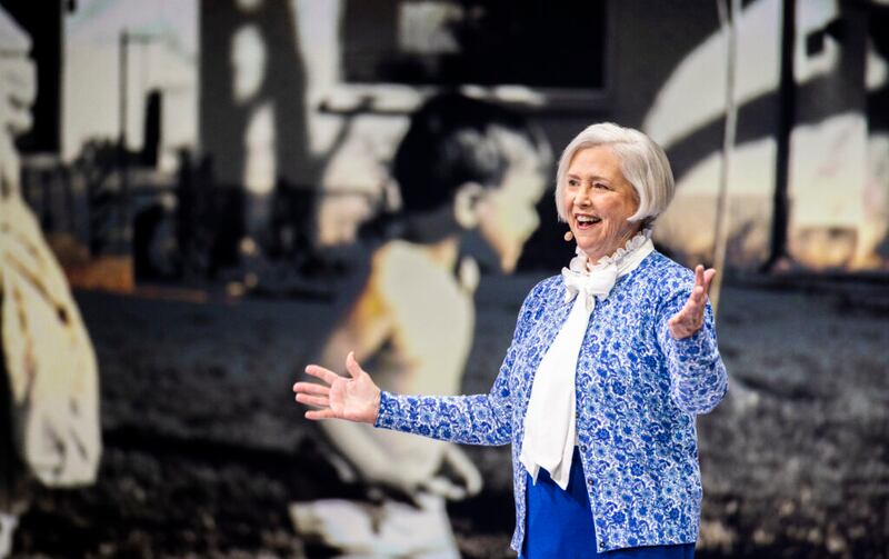 La hermana Neill F. Marriott habla sobre esperar a que su padre volviera a casa para llevarla a nadar en una historia compartida durante un discurso en el devocional de BYU en el campus de la Universidad Brigham Young el martes 3 de mayo de 2022.