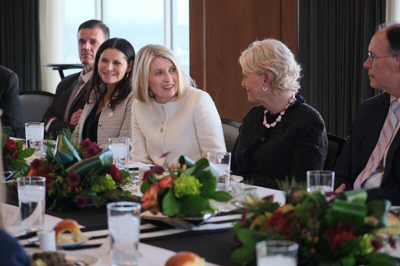 La presidenta general de la Sociedad de Socorro, Camille N. Johnson, conversa con la directora ejecutiva del Programa Mundial de Alimentos, Cindy McCain, durante un almuerzo en el Edificio Conmemorativo José Smith en Salt Lake City, Utah, el viernes 30 de enero de 2026.