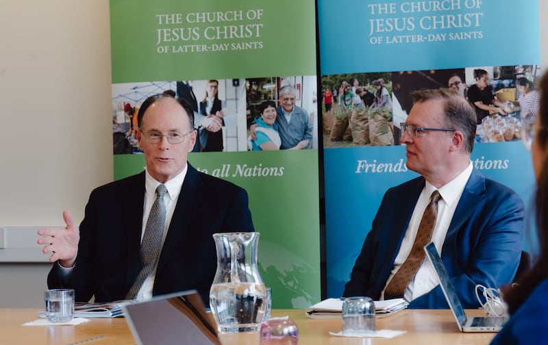 El Obispo Presidente W. Christopher Waddell (izquierda) dirige una mesa redonda sobre el cuidado de los necesitados en todo el mundo con líderes de organizaciones humanitarias en Londres, Inglaterra, el lunes 23 de marzo de 2026.