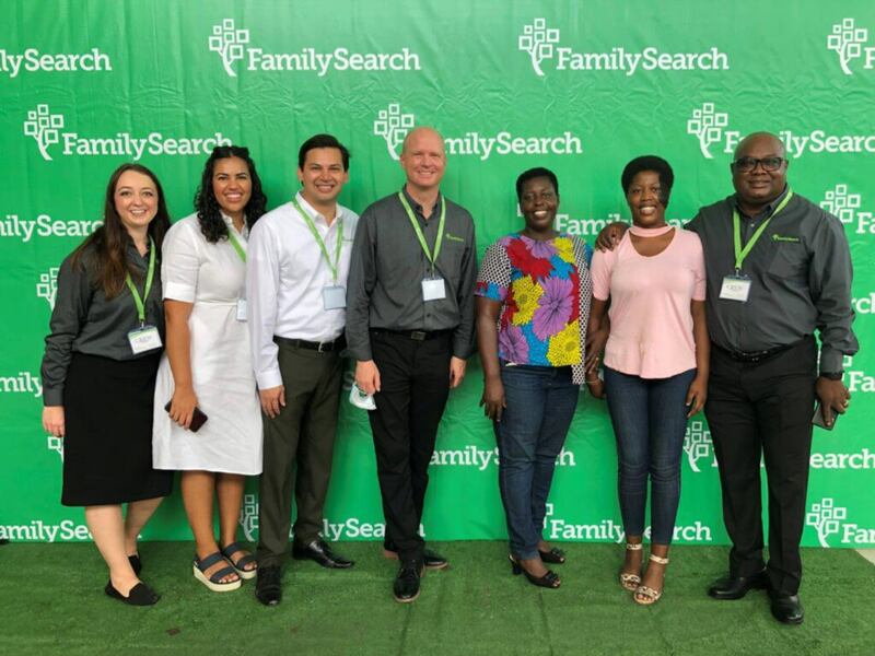 El equipo de RootsTech Connect de los Estados Unidos trabaja mano a mano con el equipo de África Occidental en un evento de pregrabación de RootsTech Connect en Ghana en noviembre de 2021.