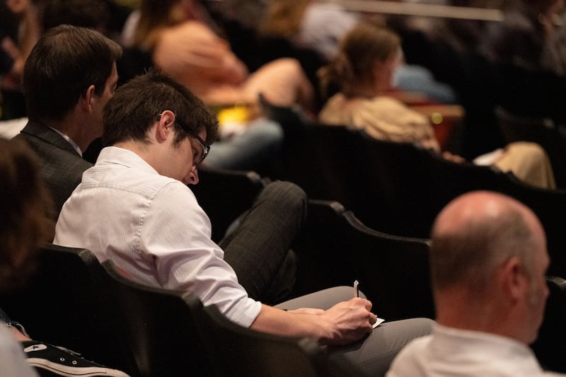 Un alumno escucha en el devocional de BYU–Idaho en Rexburg, Idaho, el martes, 2 de junio de 2026.