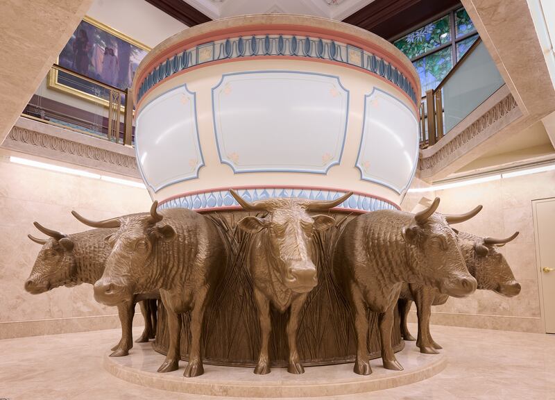 Una pila bautismal dentro del Templo de Lindon, Utah.