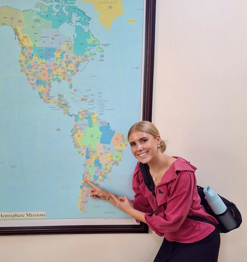 Jane Farrell señala la Misión Chile Viña del Mar mientras está en su servicio de capacitación misional en la Ciudad de México, México, el 5 de julio de 2025.