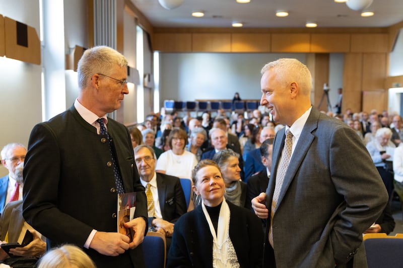 El élder Michael Cziesla, una Setenta Autoridad General y miembro de la presidencia del Área Europa Central de la Iglesia, conversa con un asistente dentro de una sala de reuniones antes de la ceremonia de colocación de la primera piedra del Templo de Viena Austria en Viena, Austria, el 17 de octubre de 2026.