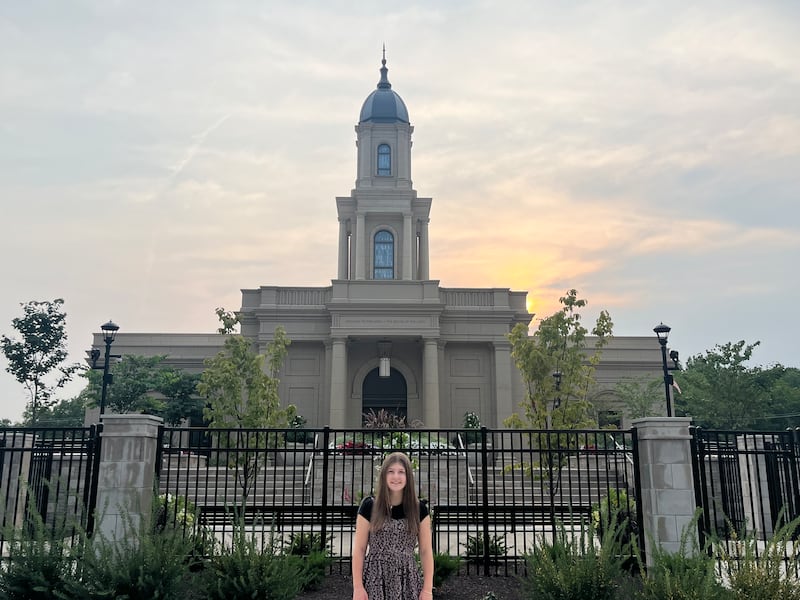 Janie Jensen, de 16 años, de la Rama Westlake, Estaca Cleveland, Ohio, se muestra frente al próximo Templo de Cleveland, Ohio que será dedicado el 9 de agosto de 2026.