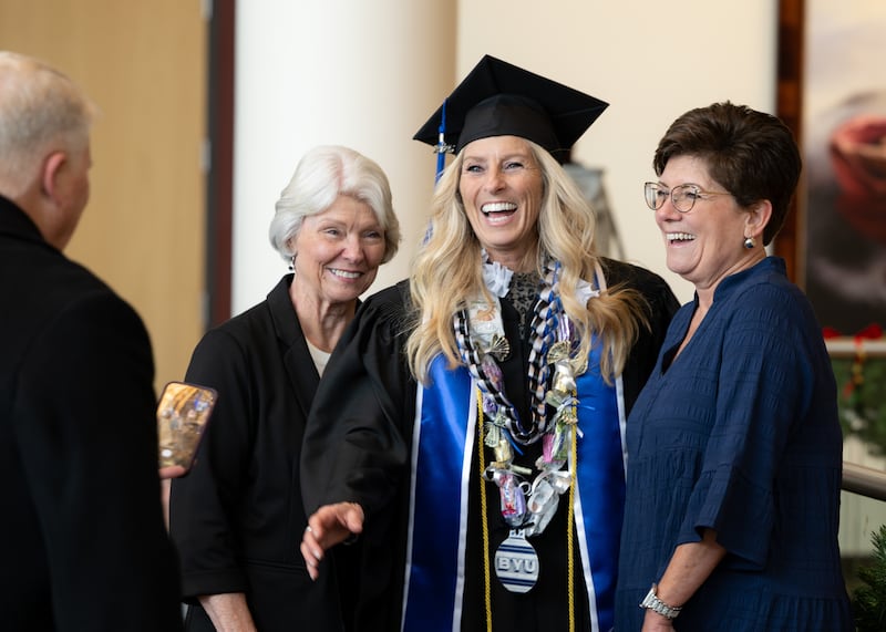 Graduados de BYU–Idaho se reúnen en el Centro BYU–I en Rexburg, Idaho, para la ceremonia de graduación celebrada el jueves 18 de diciembre de 2025.