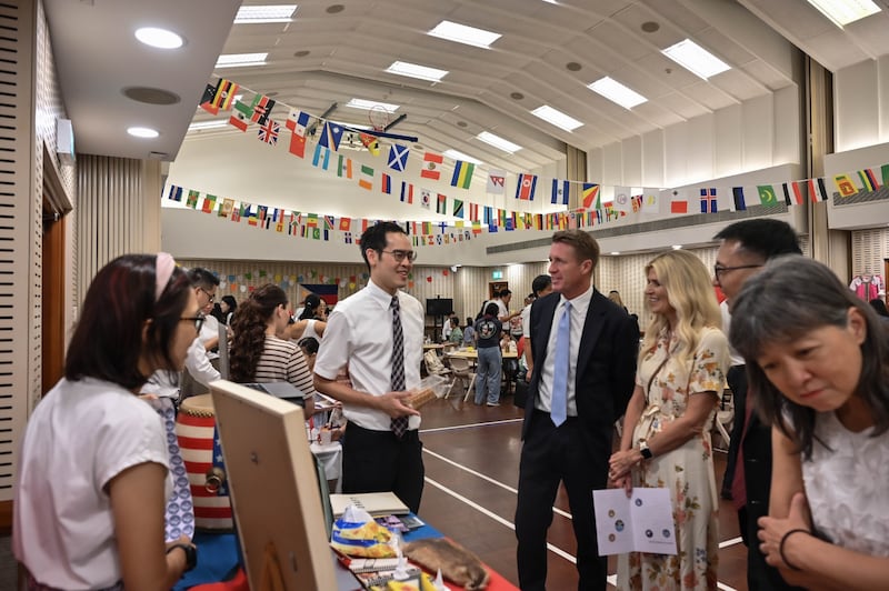 Durante una asignación de ministerio en Asia del 21 al 31 de mayo de 2026, el presidente general de los Hombres Jóvenes, Timothy L. Farnes, y su esposa, la hermana Linsey Farnes, asistieron a una actividad de "Misioneros alrededor del mundo" en Singapur donde casi 100 niños fueron inspirados a prepararse para el servicio misional futuro.