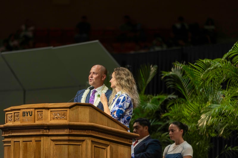 El presidente de BYU–Hawaii, John S.K. Kauwe III, y su esposa, la hermana Monica Kauwe, hablan durante la devoción de apertura del semestre de otoño el martes, 8 de septiembre de 2026, en el Centro de Actividades Cannon en Laie, Hawaii.