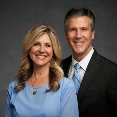 La hermana Theresa A. Collins, izquierda, segunda consejera de la presidencia general de la Primaria a partir del 1 de agosto de 2026, y su esposo, el élder Richard E. Collins.
