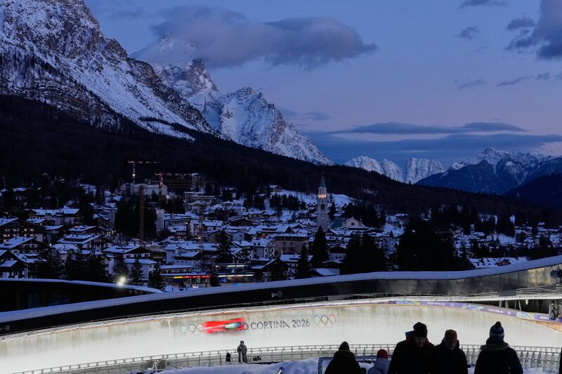 Una corredora de prueba desciende por la pista antes de una competencia de bobsleigh de dos mujeres en los Juegos Olímpicos de Invierno de 2026 en Cortina d'Ampezzo, Italia, el viernes 20 de febrero de 2026.