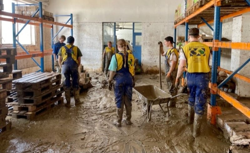 Voluntarios de la Iglesia, entre ellos miembros y misioneros, ayudan a los afectados por las inundaciones de julio de 2021 en Alemania.