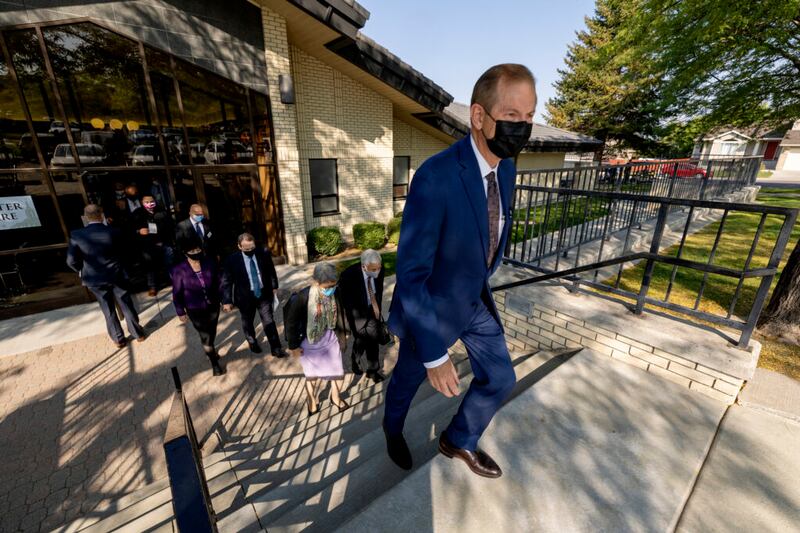 Élder Gary E. Stevenson, del Cuórum de los Doce Apóstoles de La Iglesia de Jesucristo de los Santos de los Últimos Días, dirige a los medios de comunicación en un recorrido por el Templo de Pocatello Idaho, el lunes, 13 de septiembre de 2021.