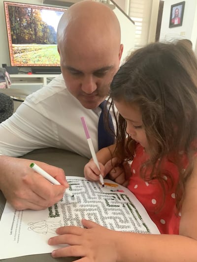 Wilfred Rosa y su hija, Marina, trabajan juntos en un proyecto para colorear con tema misional, el 29 de marzo de 2020. Rosa y su familia aceptaron la invitación del presidente Russell M. Nelson para ayunar por una resolución a la pandemia del coronavirus.