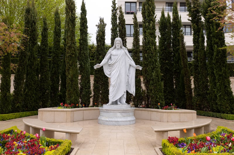 Una estatua del Cristo en los jardines del Templo de París, Francia, el 14 de abril de 2023.
