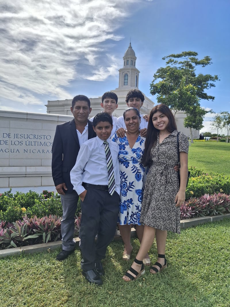 Dariana Martinez, a la derecha, está de pie con miembros de su familia fuera del Templo de Managua Nicaragua en Managua, Nicaragua, después de un recorrido el 16 de septiembre de 2026.