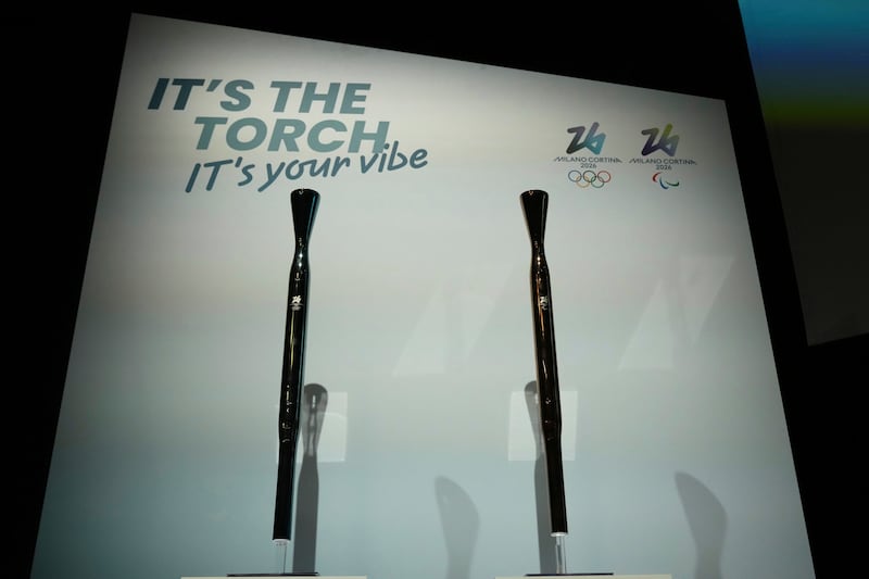 Se exhiben las antorchas de los Juegos Olímpicos y Paralímpicos de Invierno Milano Cortina 2026 durante la ceremonia de presentación en Milán, Italia, el lunes 14 de abril de 2025.