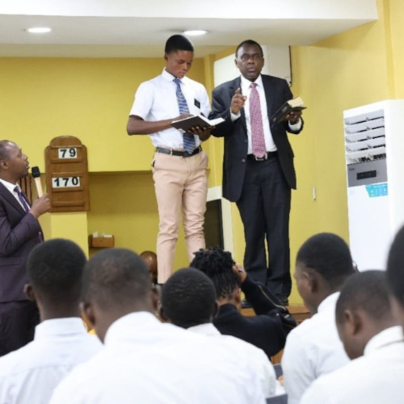 El élder Edward Dube enseña a los misioneros en el Centro de Capacitación Misional de Kinshasa, República Democrática del Congo, el 1 de mayo de 2026.