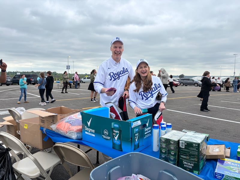 El élder Jeremiah Morgan y la hermana Rebecca Morgan armaron kits de higiene como parte de la noche de JustServe en el partido de las Grandes Ligas de Béisbol de los Kansas City Royals el 25 de abril de 2025, en Kansas City, Misuri.