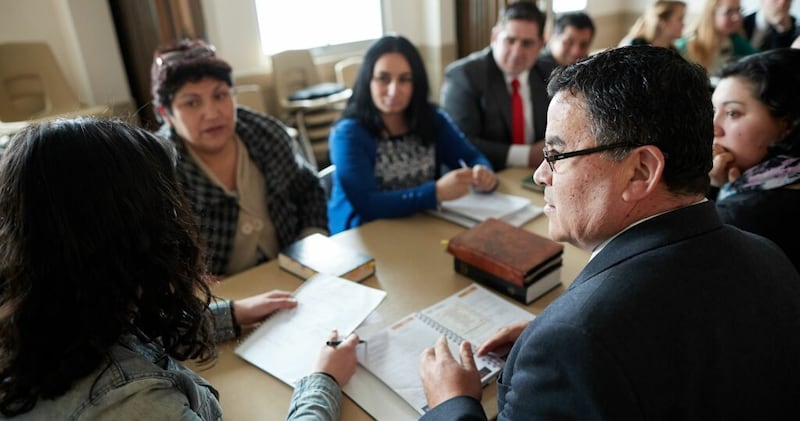Maestros de un barrio de Santos de los Últimos Días en Chile se reúnen para una reunión del consejo de maestros.