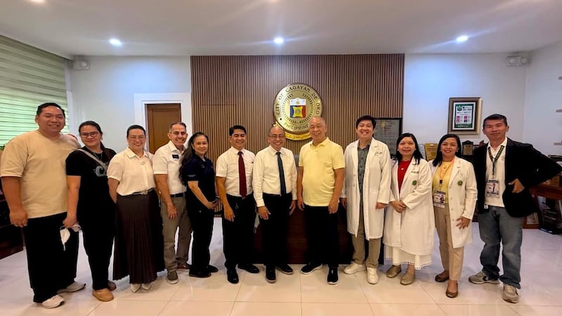 Representantes de la Iglesia, líderes civiles y funcionarios hospitalarios se toman una fotografía juntos en Cagayán de Oro, Filipinas, en agosto de 2026.