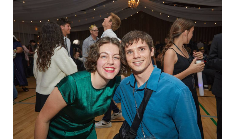 Un joven y una joven posan para una foto en un baile de gala Dazzle organizado por más de 200 voluntarios adolescentes en el condado de Orange, California, el sábado 25 de abril de 2026 como parte del Día Global del Servicio Juvenil.