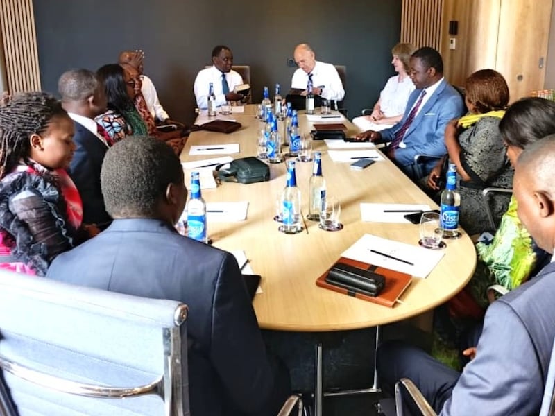 El élder Edward Dube y el élder Paul B. Pieper dirigen un grupo de enfoque alrededor de una mesa en Lubumbashi, República Democrática del Congo, el 30 de abril de 2026.