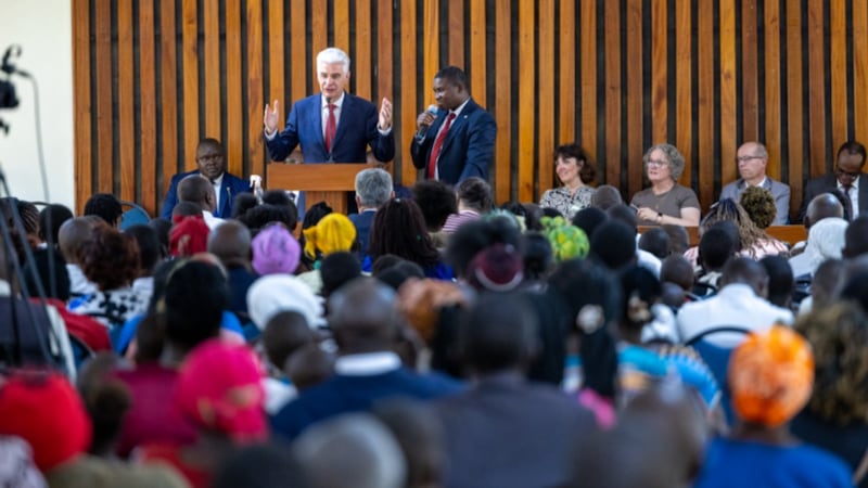 El élder Gérald Caussé habla en la Conferencia de Estaca de Kyulu Kenia el domingo 18 de octubre de 2026.