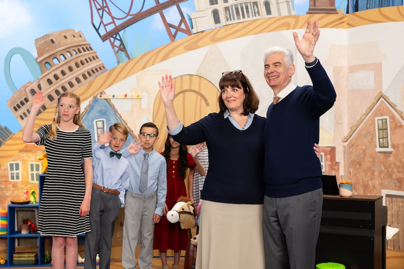 El élder Gérald Caussé y la hermana Valérie Caussé saludan al final de la transmisión Amigo a Amigo de septiembre de 2026.