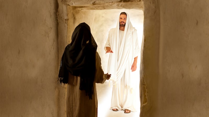 Un actor que representa a Jesucristo resucitado se aparece a María Magdalena junto al sepulcro.