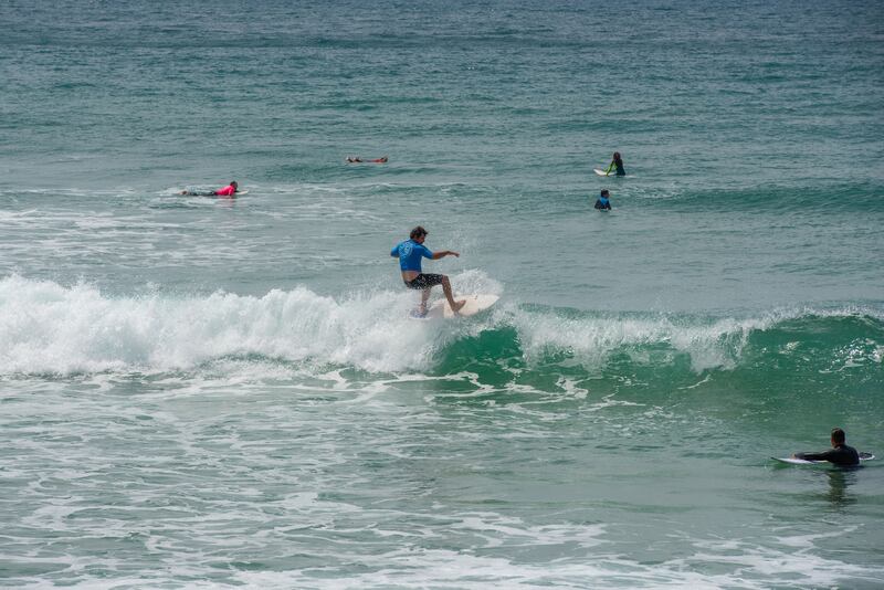 Un surfista atrapa una ola durante el Coffs Soul Surfest en Coffs Harbour, Australia, del 26 al 29 de septiembre de 2025.