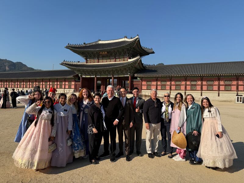 Un grupo de líderes de la Iglesia y misioneros en el Palacio Gyeongbokgung en Seúl, Corea.