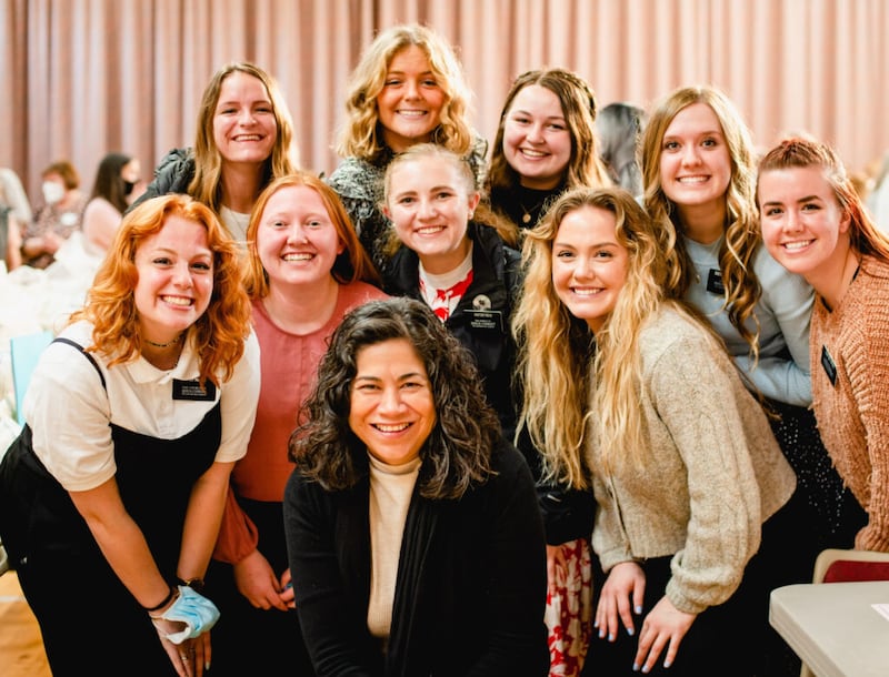 La hermana Reyna I. Aburto, segunda consejera de la presidencia general de la Sociedad de Socorro, posa con hermanas misioneras en Belfast, Reino Unido, durante un proyecto de servicio en marzo de 2022.