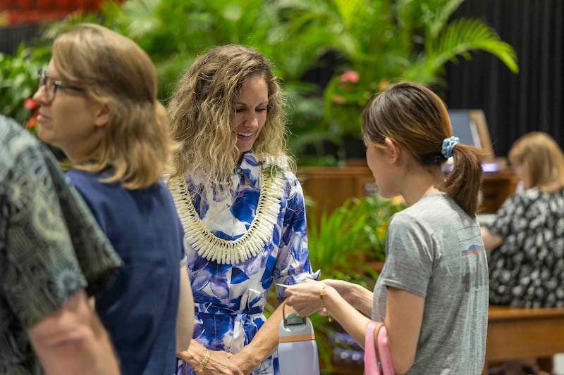 El presidente de BYU-Hawái John S.K. Kauwe III y su esposa, la hermana Monica Kauwe, saludan a estudiantes y personal después del devocional realizado en el Centro de Actividades Cannon en Laie, Hawái, el martes 8 de septiembre de 2026.