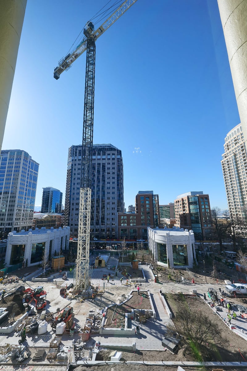 Los proyectos de construcción finales que requieren el uso de la grúa torre sur se completan antes de su desmantelamiento en el sitio de renovación del Templo de Salt Lake, el miércoles 11 de marzo de 2026, en Salt Lake City.