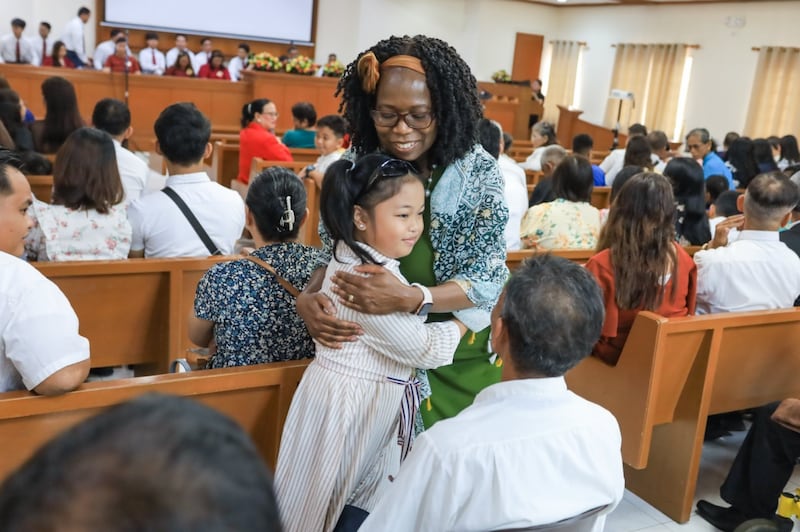 La presidenta Rosemary K. Chibota abraza a un niño en la ciudad de Tacloban, Filipinas, 19 de septiembre de 2026.