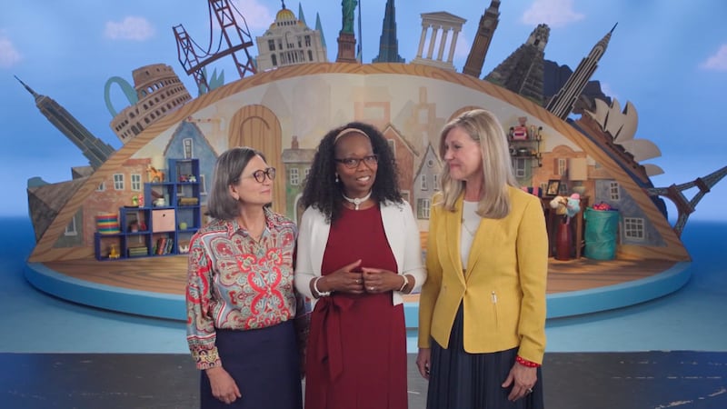 La presidenta Rosemary K. Chibota, la hermana Nina M. Garfield y la hermana Theresa A. Collins hablan juntas durante la reunión Friend to Friend de septiembre de 2026.