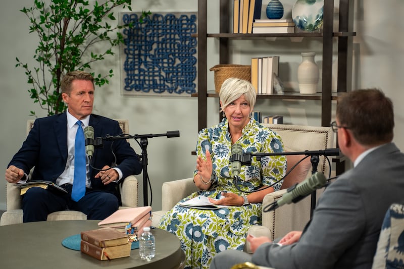 A la izquierda, el Presidente General de los Hombres Jóvenes Timothy L. Farnes y la Presidenta General de las Mujeres Jóvenes Emily Belle Freeman hablan durante una grabación del podcast de Church News publicado el lunes 31 de agosto de 2026