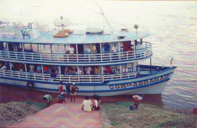 Los miembros de la Iglesia de Manaos viajaron en el “Comandante Abrahao” durante tres días en Río Negro y Río Madeira en su viaje de noviembre de 1992 al Templo de São Paulo, Brasil.