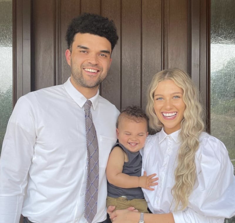 El jugador de baloncesto profesional Santo de los Últimos Días Elijah Bryant encuentra fuerza fuera de la cancha gracias a su familia — incluyendo su esposa Jenelle y su hijo, Blu.