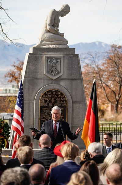 El élder Dieter F.Uchtdorf habla durante el evento Volkstrauertag en el cementerio militar de Fort Douglas el domingo, 14 de noviembre de 2021 en Salt Lake City.