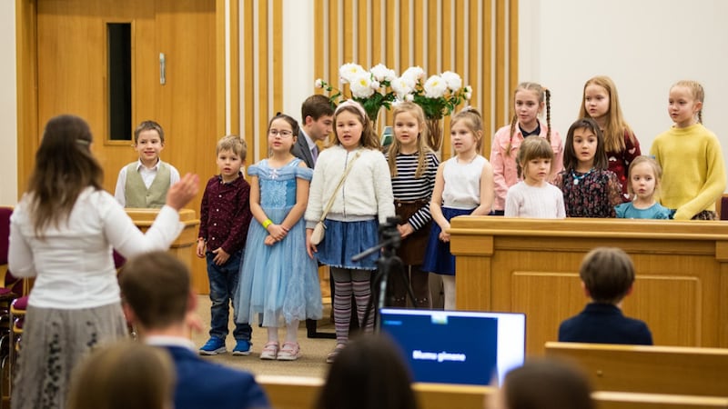 Un coro de niños de la Primaria canta en la Capilla de Riga en Riga, Letonia, el 7 de marzo de 2023.