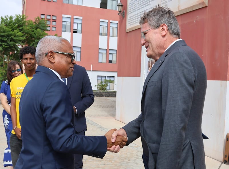 El élder Marcos A. Aidukaitis estrecha la mano del presidente de Cabo Verde José Maria Neves antes de la ceremonia de apertura de la conferencia de este año "For the Strength of Youth" en Praia, Cabo Verde, 17 de agosto de 2026.